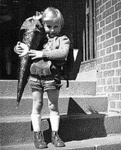 1954 habe ich meine Einschulung simuliert