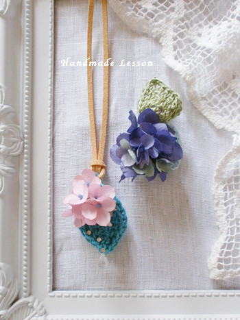 ピンク色と紫色に染めたアジサイの花。小振りなネックレスとブローチを制作。