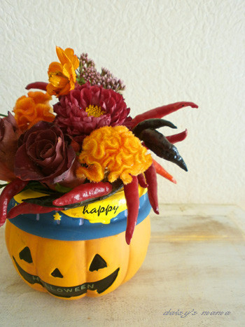 ハロウィンカラーの生花を使って