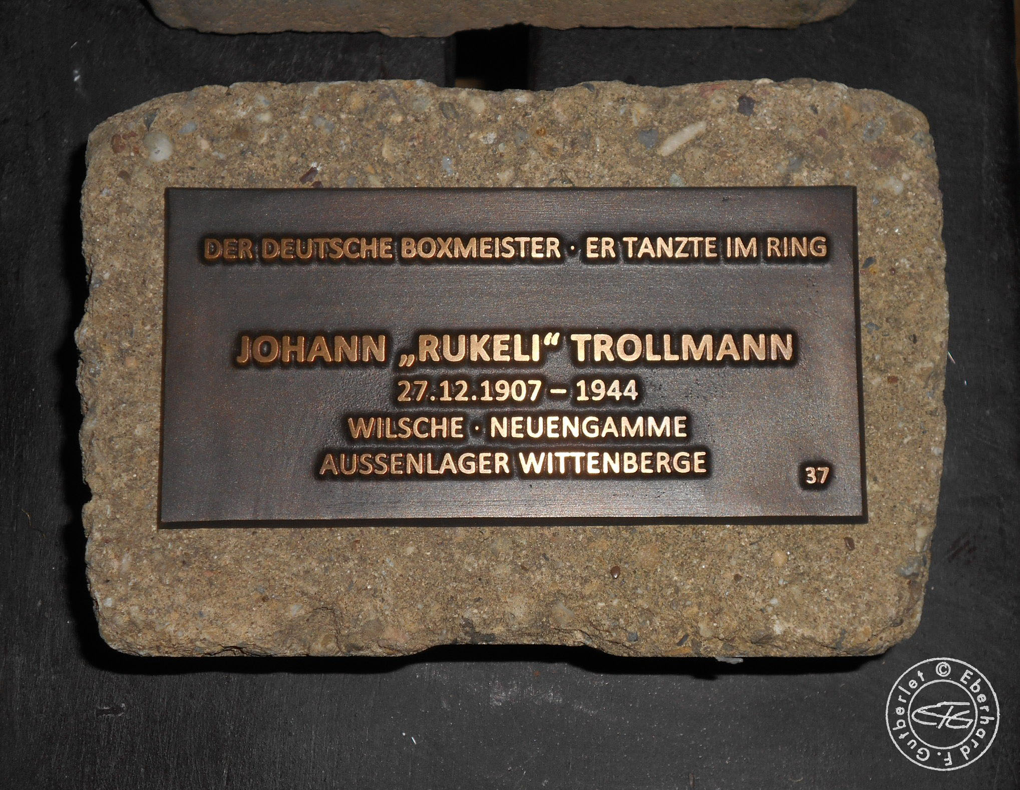 Hoffnungsträger/Namenstafel – Bronzeguss, 140 mm x 650 mm, 2024, Realisierungsversion