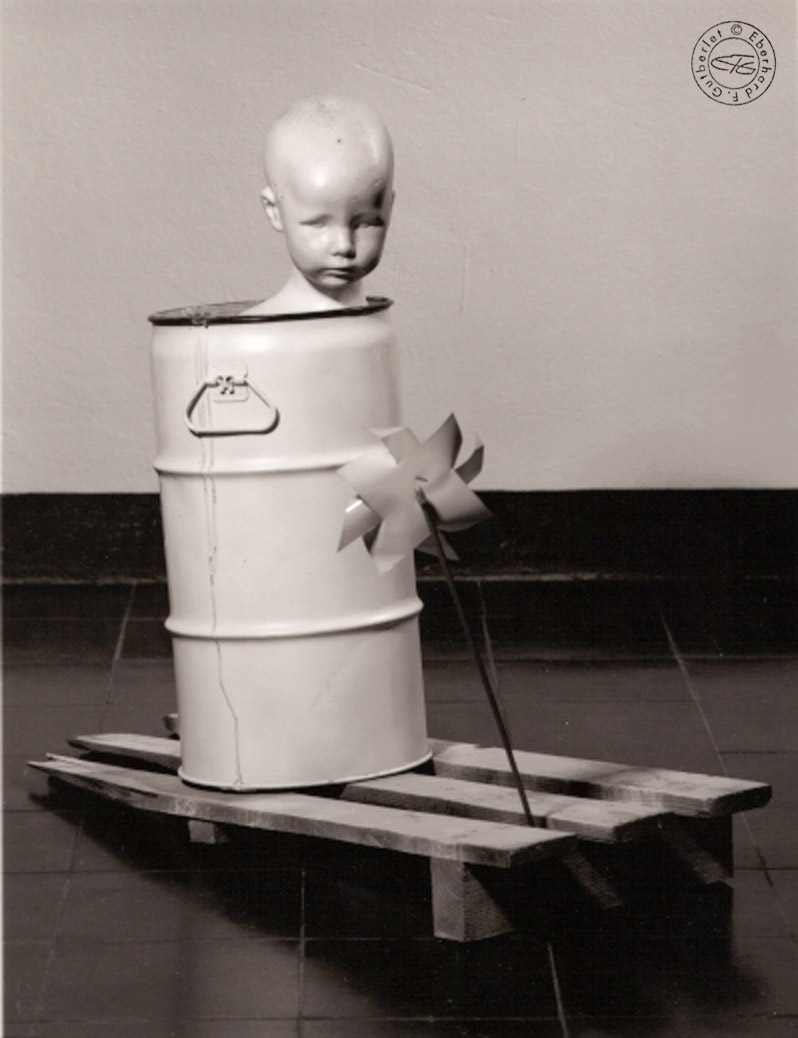 No Future - Polyester/Metall/Holz, Höhe 83,5 cm, 1984