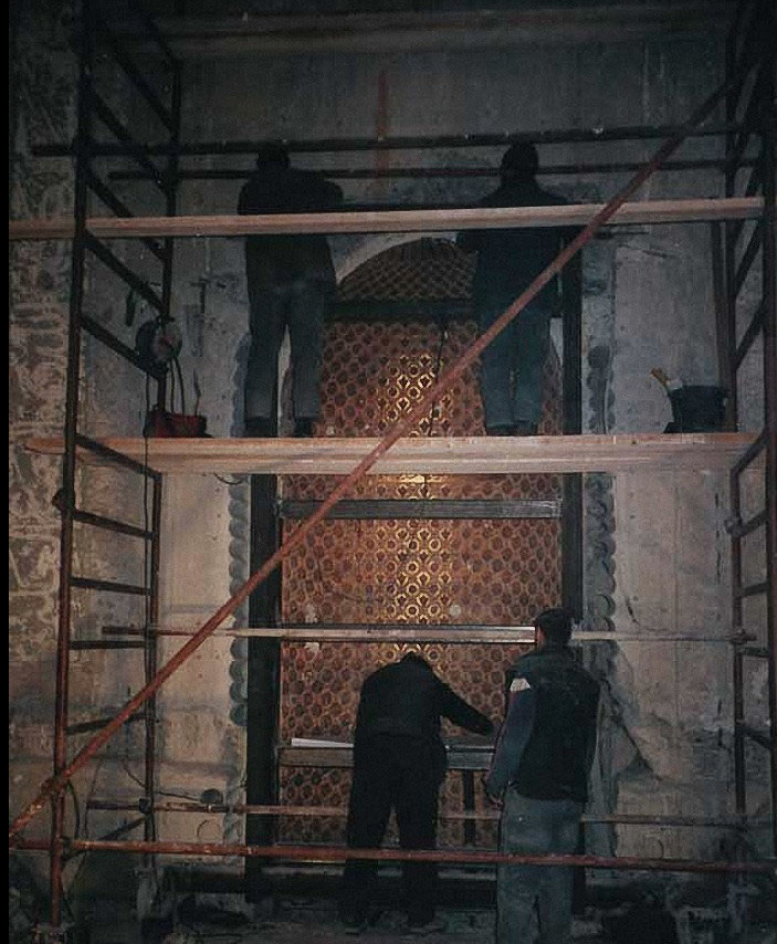Pozlačeni mihrab džamije bio je zazidan od 1948 do 2003 godine