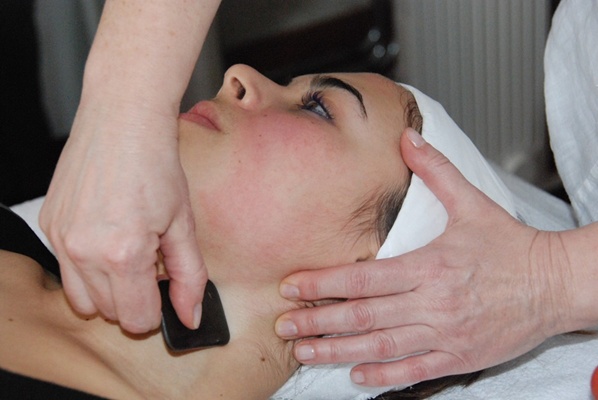 Travail au Gua Sha pour stimuler la circulation sanguine au niveau du visage