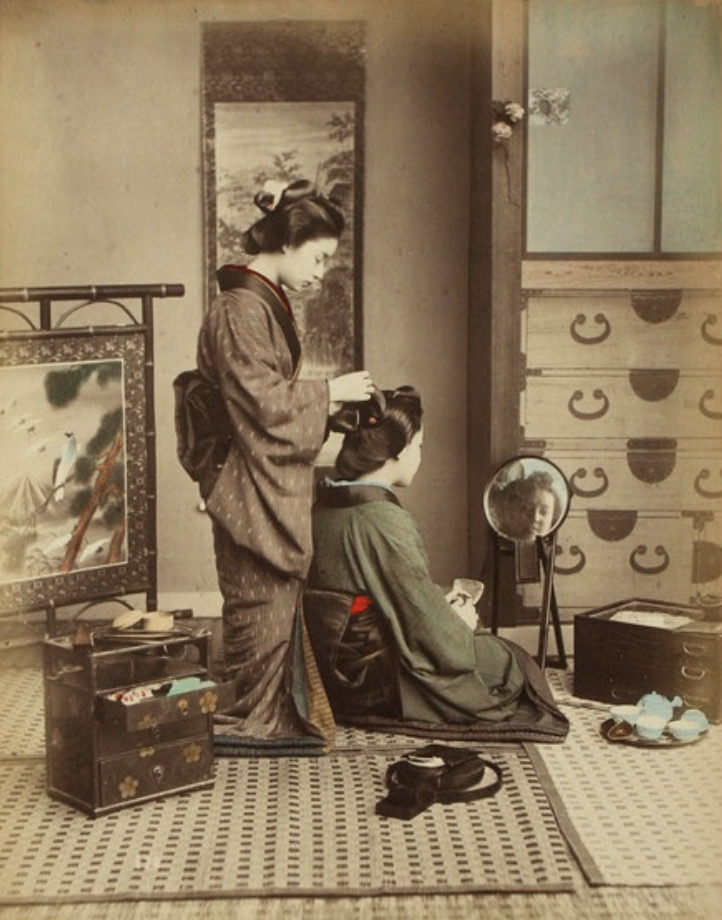 Kusakabe Kimbei, HAIRDRESSING GIRLS, 1880, albumen, coloured, 26,3 x 20,6 cm  