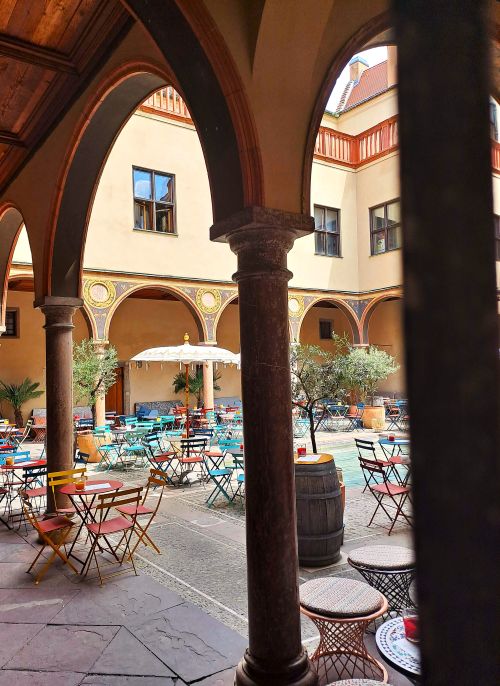 Bei Einheimischen genauso beliebt wie bei Touristen: der Damenhof in Augsburg