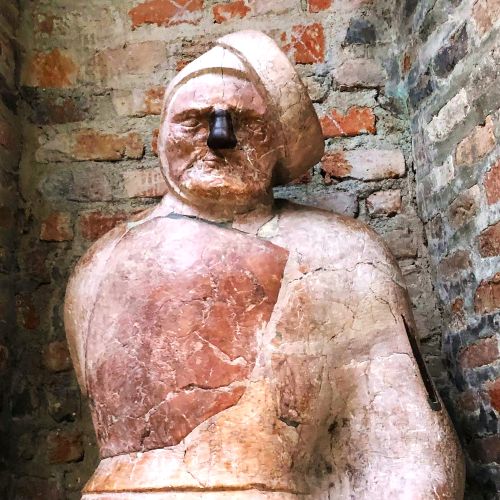 direkt an der Augsburger Stadtmauer rettete der Steinerne Mann die Stadt vor Belagerung