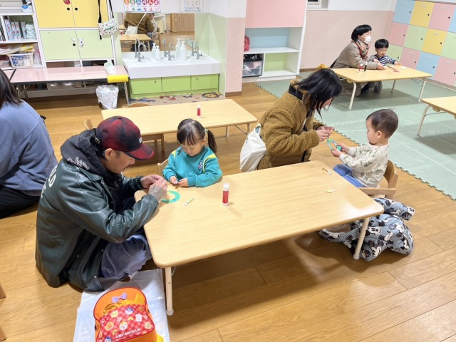 12月18日に親子でクリスマス制作会があり、シールやカットを貼り可愛いオーナメントを作りました。