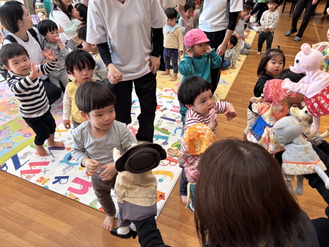 人形に興味津々