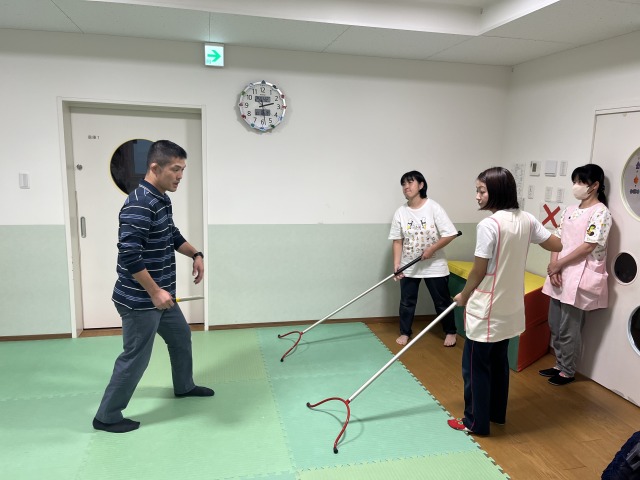 さすまたの効果的な使い方を<br>教えてもらっています