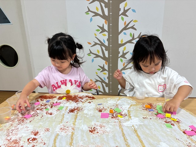 2歳児さんはハサミの1回切りに挑戦した 画用紙を