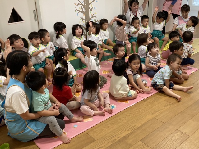 9月のお楽しみ会がありました。何かが始まる！とワクワクする子どもたちがいっぱい。