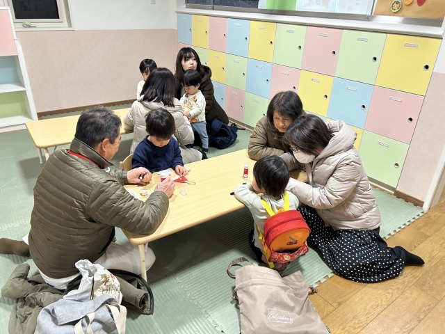 楽しい制作会にワクワクしている姿の子どもたち！お母さん、お父さんと一緒に好きなオーナメントを選び、楽しく会話しながら制作をしていました。