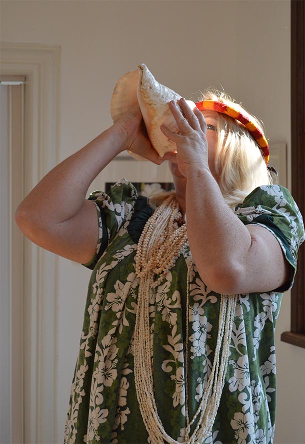 Daniela segnete auf hawaiianische Art die Ausstellung und die Gäste mit einem Chant und Gesang. Anschließend blies sie auf der großen Muschel, der " Pu".