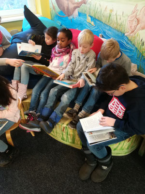 Klasse 2c in der Bücherhalle Eidelstedt