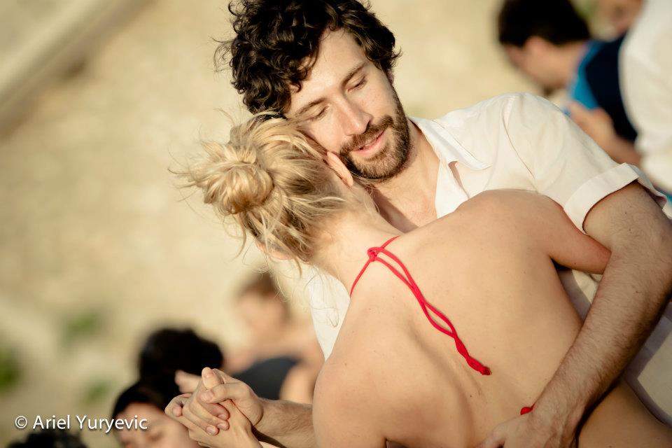 Tanzreisen für Tango Argentino - Deine Lehrer Almut und Stefan tanzen Tango am Strand | TangoMio Tangoreisen  | Foto: Ariel Yuryevic