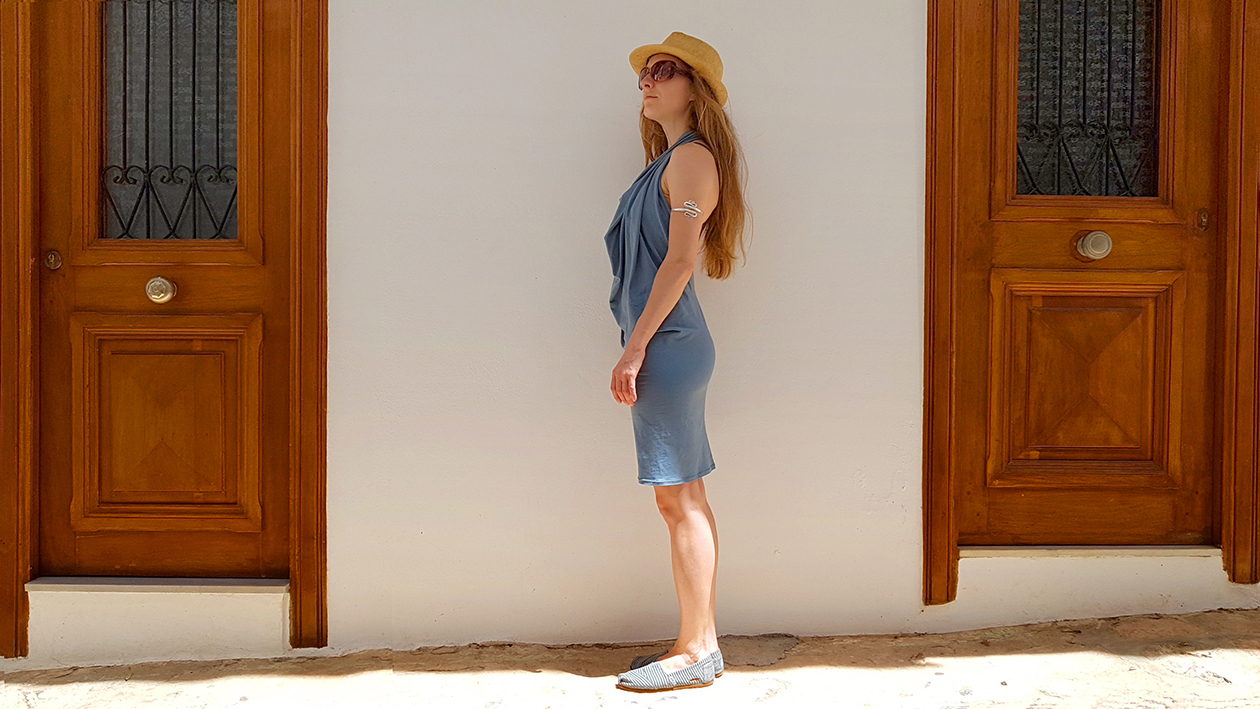 als rückenfreies Kleid mit Wasserfallausschnitt