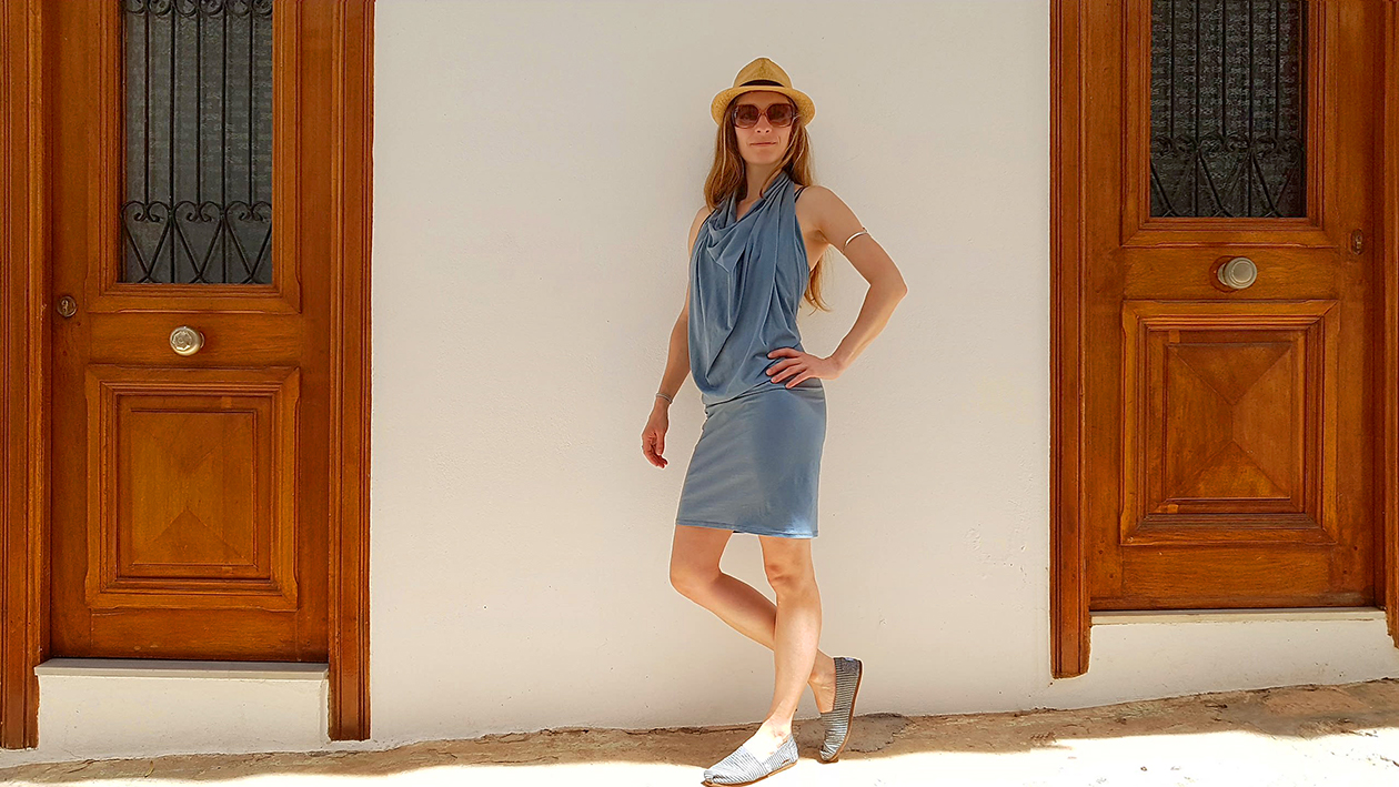 als rückenfreies Kleid mit Wasserfallausschnitt