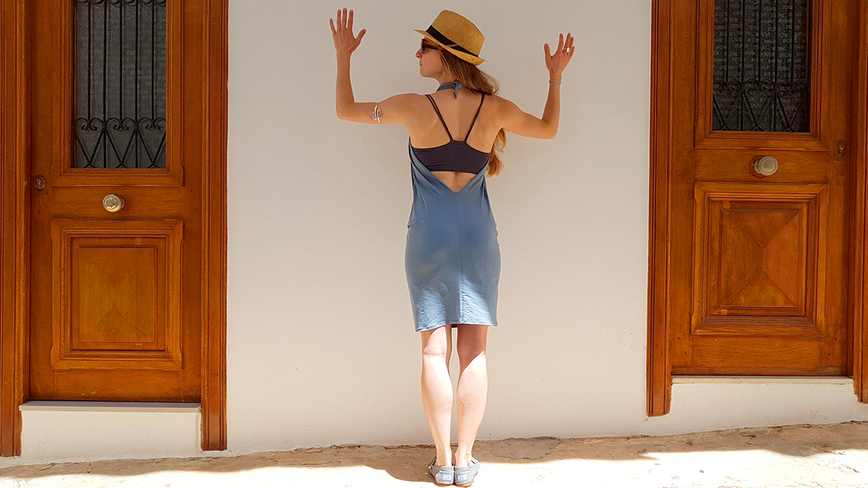 als rückenfreies Kleid mit Wasserfallausschnitt