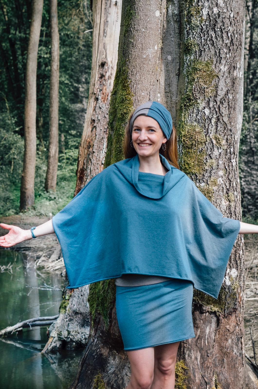 als Poncho mit dem engen WendeRock "in der Reihe" und Mütze/Turban/Loopschal