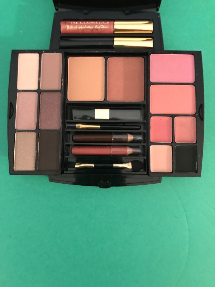 The Essentials Makeup Set
