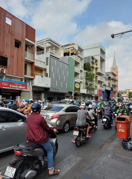 日本は年度末でしょうがベトナムは関係ないので交通量が増えた理由が不明