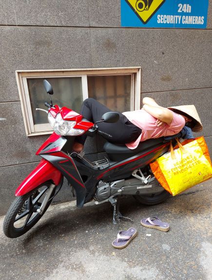 バイクの上でお昼寝するベトナム人