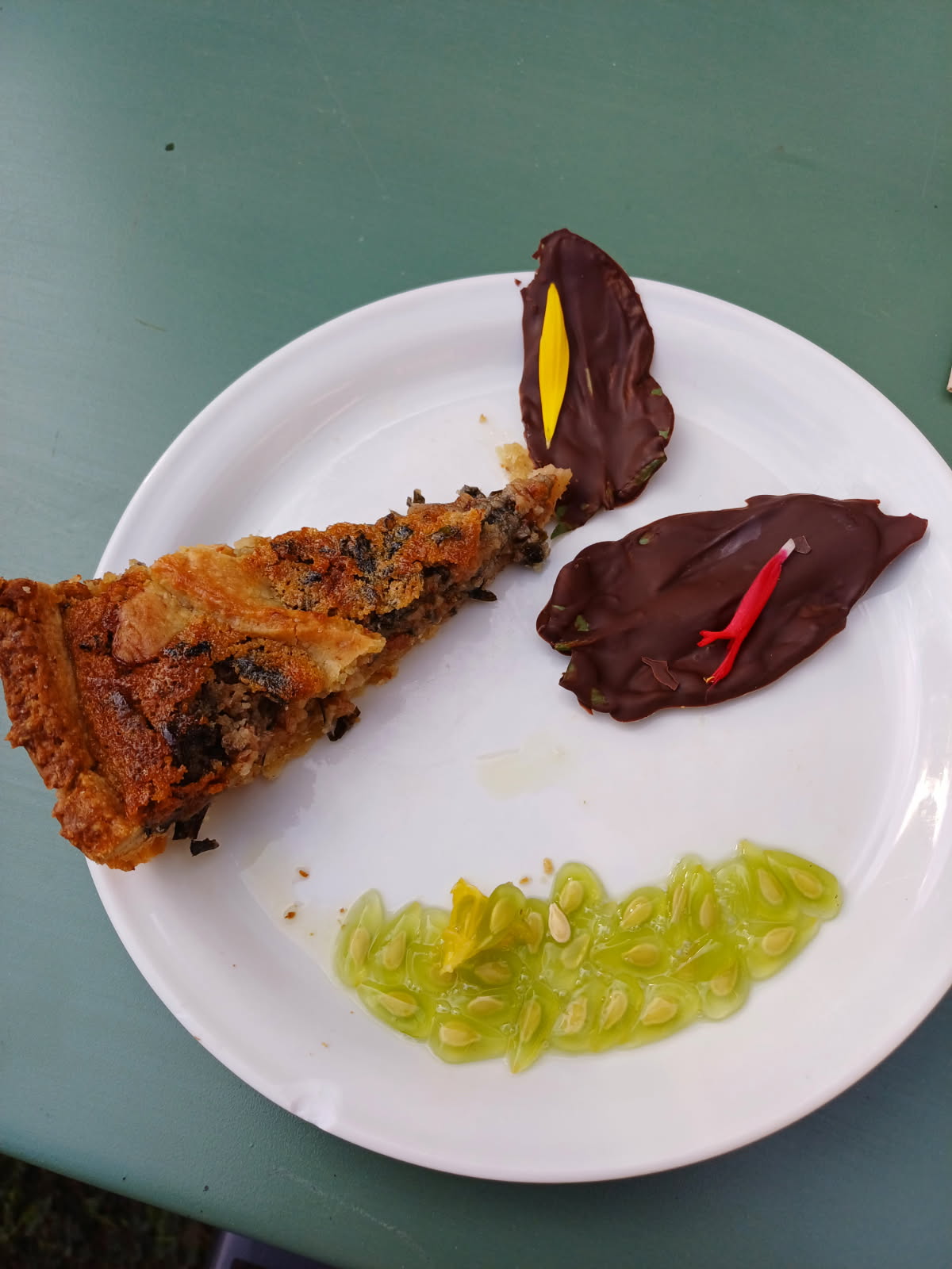 petit assortiment de dessert à base de plantes sauvages: oseille au chocolat, tarte au plantain 