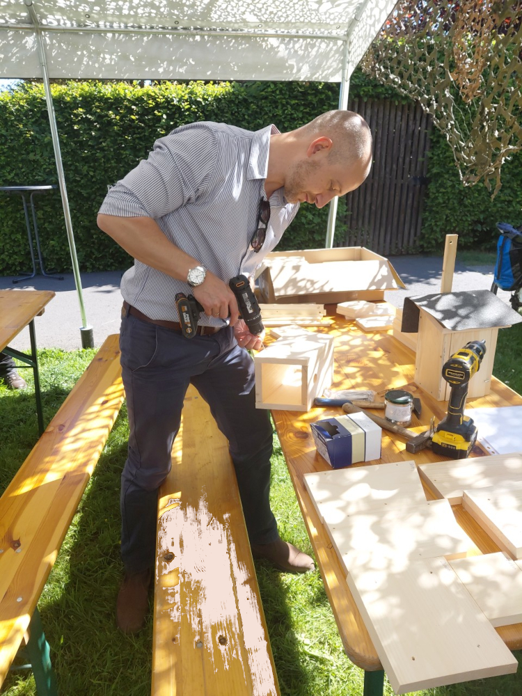 Bürgermeister Brasch beim Nistkastenbau
