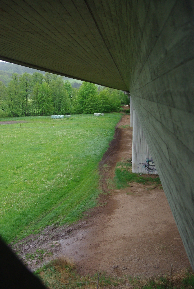 Übergang in ein anderes Teilstück der Autobahnbrücke - Blick links...