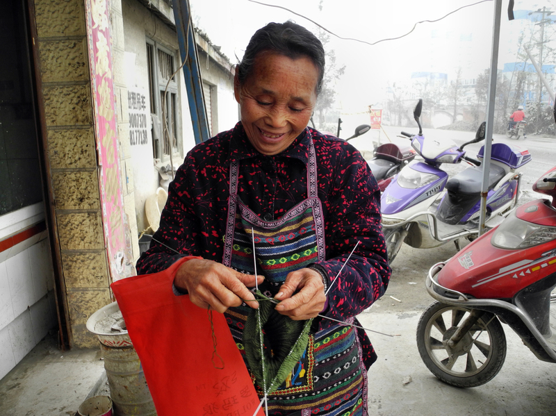 Chinesische Frauen Stricken auch im Gehen