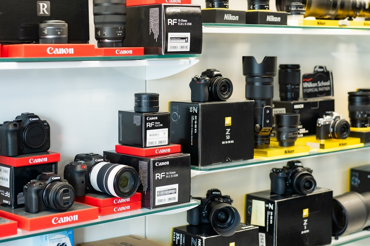 Foto-mundus.de ist Fachhändler für Fotoausrüstung, der sich auf den Verkauf von Neuware sowie den An- und Verkauf geprüfter Second-Hand-Fototechnik (Kameras, Objektive) konzentriert.