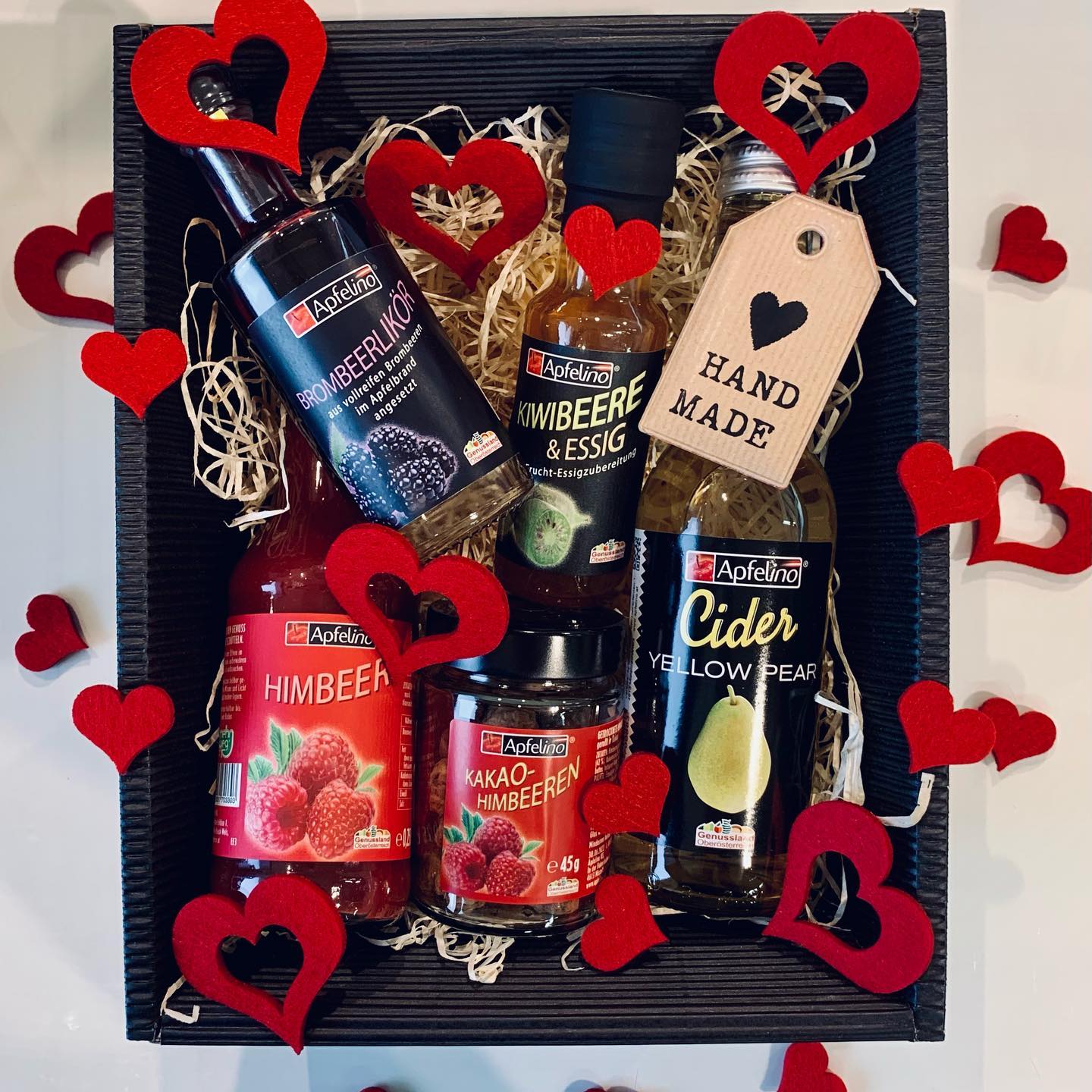 Dieses Produkt-Set von APFELINO enthält Brombeerlikör, Kiwibeeren-Essig, Himbeersirup (oder Nektar), Kakao-Himbeeren und Birnen-Cider.