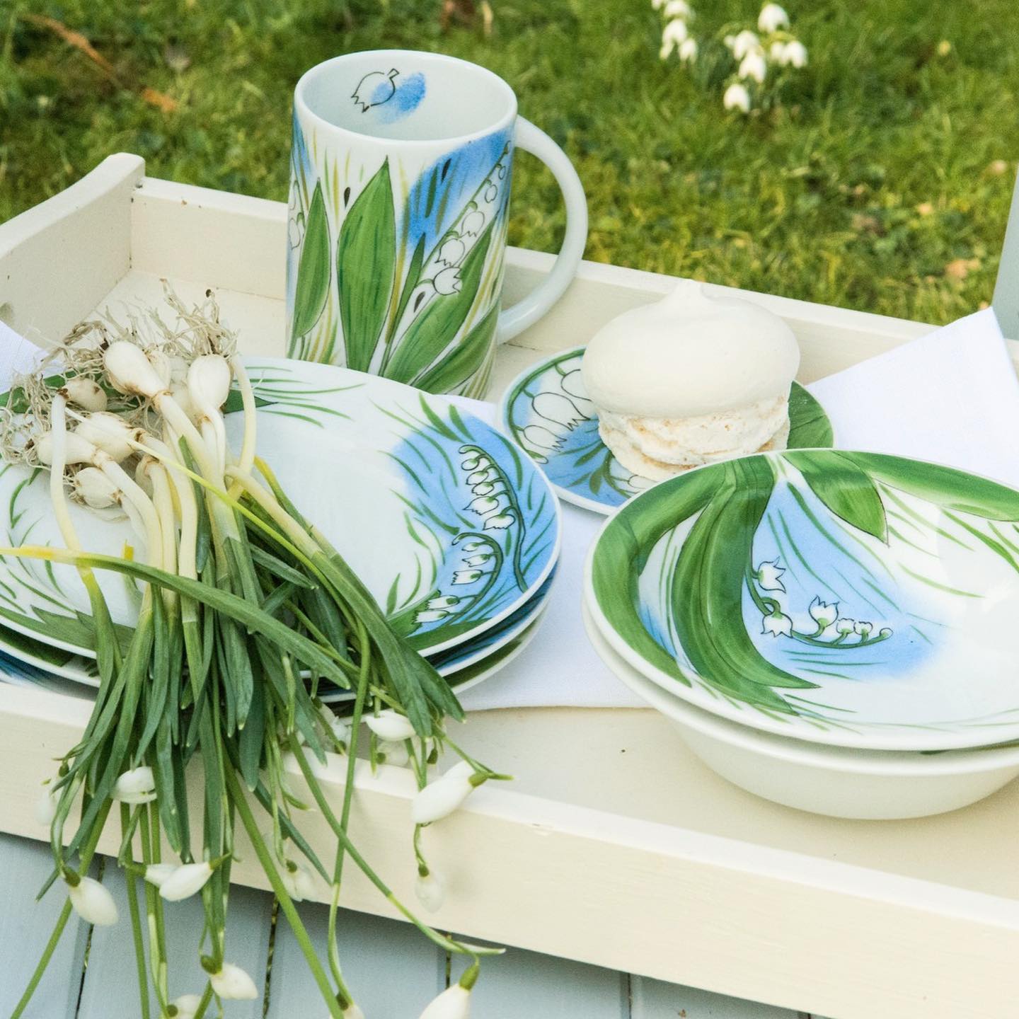Schulz HOMEWEAR verbindet nordisches Design mit traditioneller Handwerkskunst. Das handbemalte Porzellan im Design von Helin