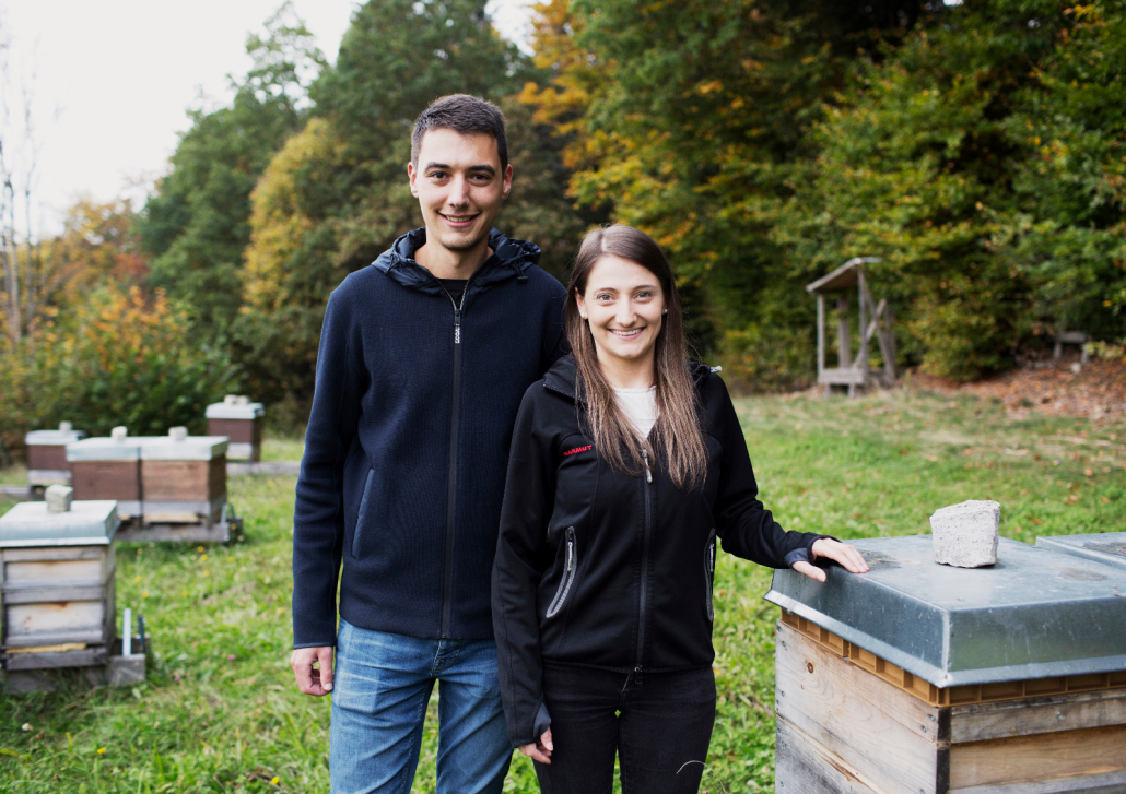 Die "Imkerei mit der Goldnote" wird von Familie Weber geführt, die sich auf naturbelassenen Honig aus Bayern und dessen vielfältige Verarbeitungsmöglichkeiten spezialisiert hat.