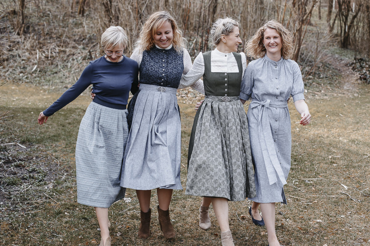 Die Modedesignerin Melanie Viehbeck-Wolf (vuigfui-trachtenmanufaktur.de) entwirft und verkauft moderne, traditionelle Trachtenmode für Damen, Herren und Kinder, indem sie alte Schnitte neu interpretiert.