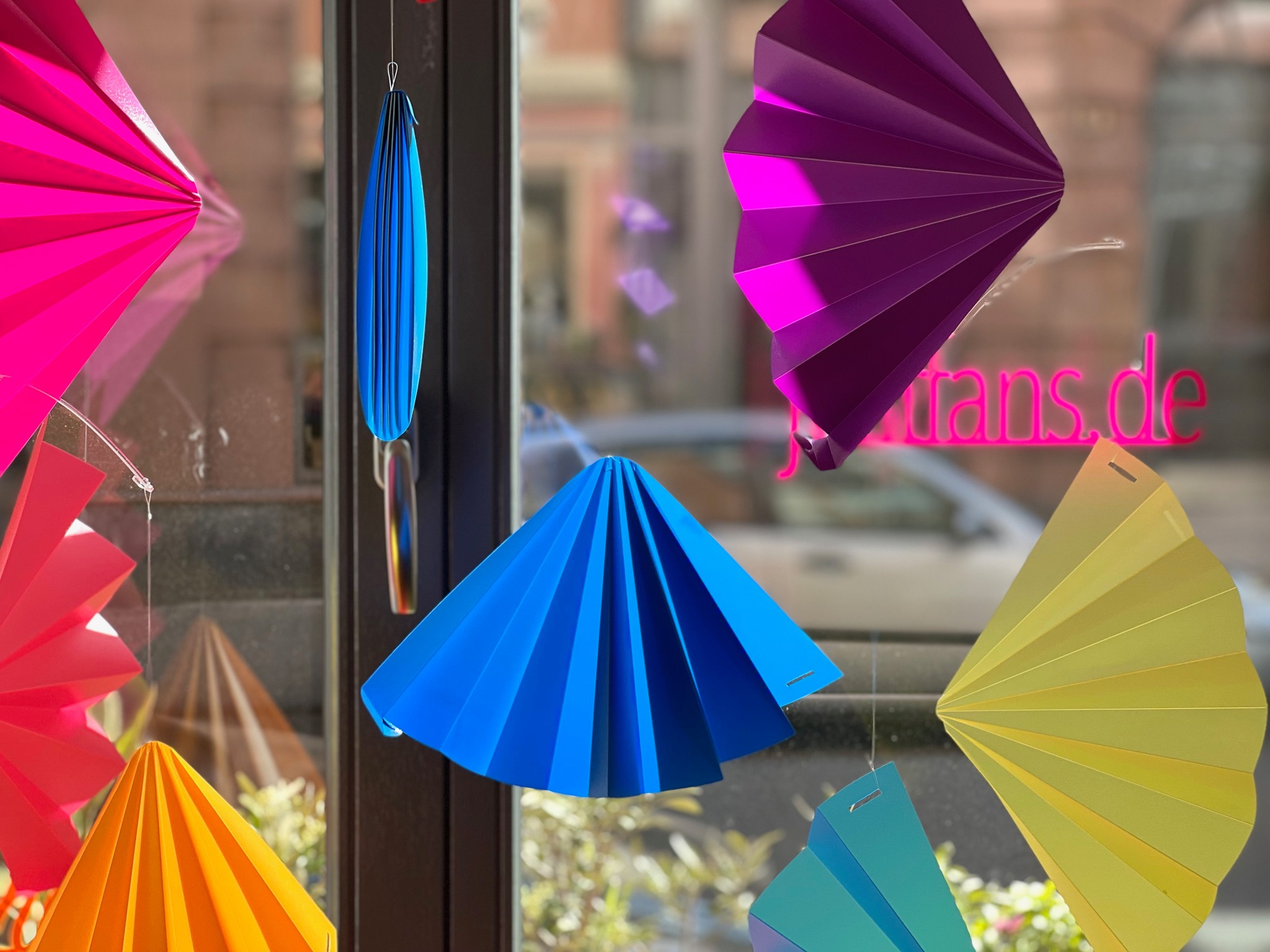 JUSTFANS  entwickelt und produziert in Deutschland innovative, nachhaltige und robuste Faltfächer aus recycelbarem Material.