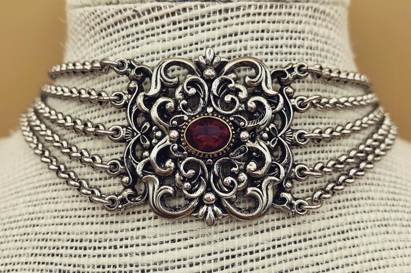 Fünf-reihige Trachten-Kropfkette "Astrid" von der Trachtenschmuck-Manufaktur.