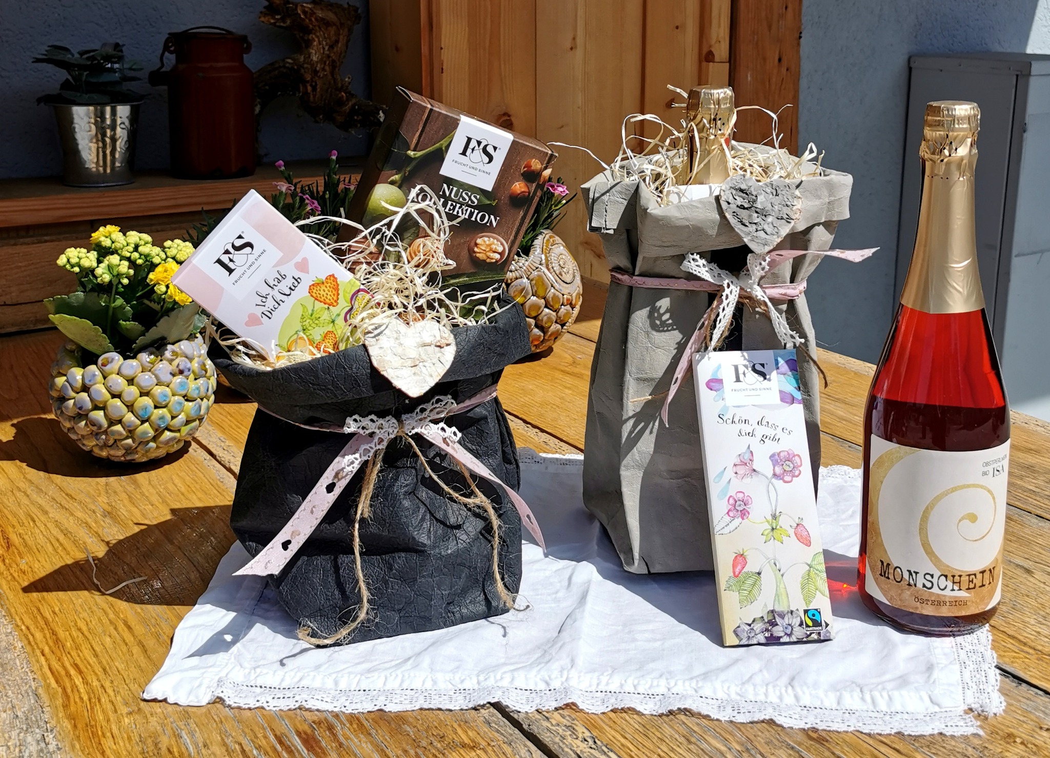 Dies ist ein von kaufdahoam.at liebevoll zusammengestellter Geschenkkorb mit regionalen Spezialitäten wie Wein, Schokolade und dekorativen Elementen.