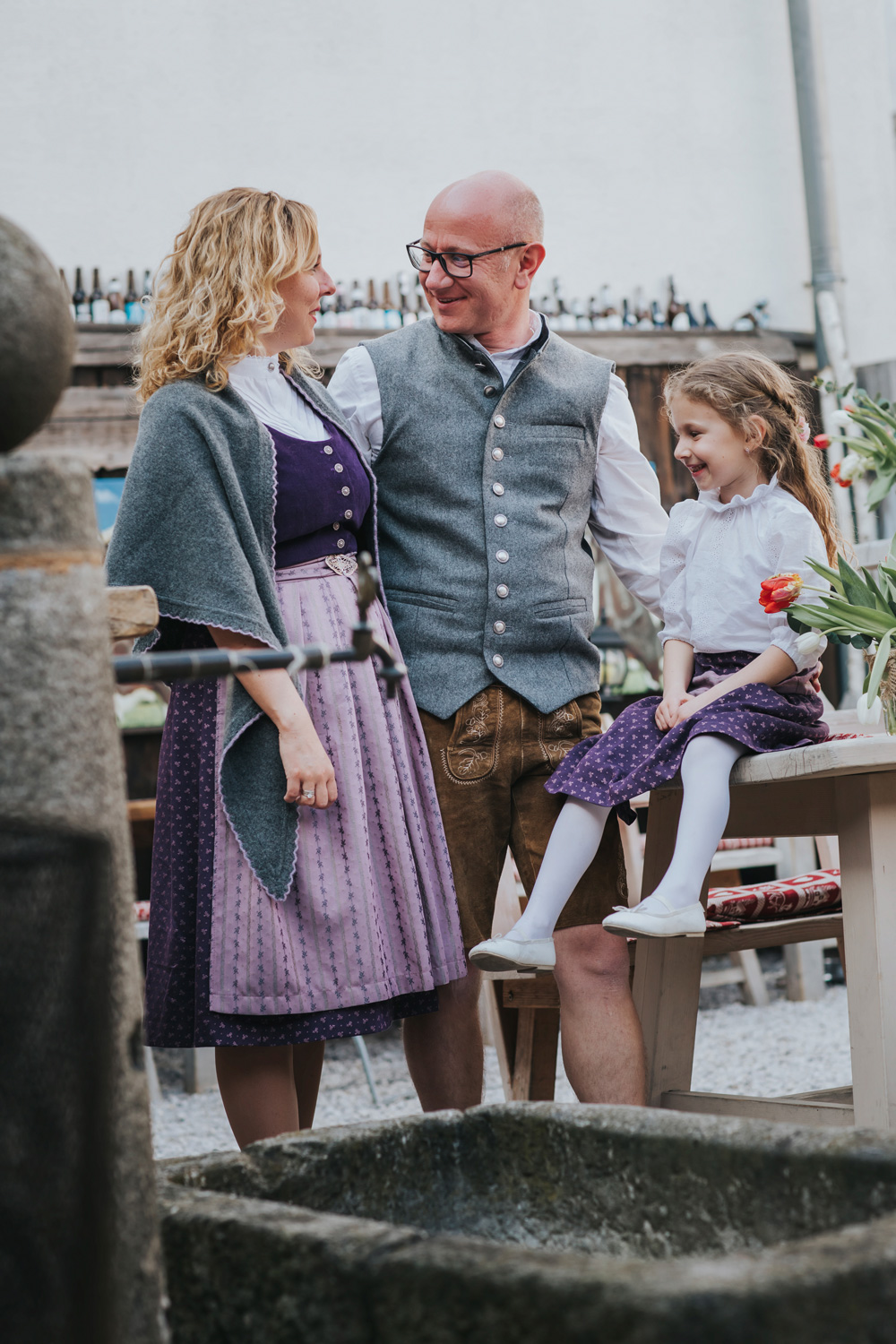 Beispiel einer modernen Damen-, Herren- und Kindertracht von VUI GFUI.