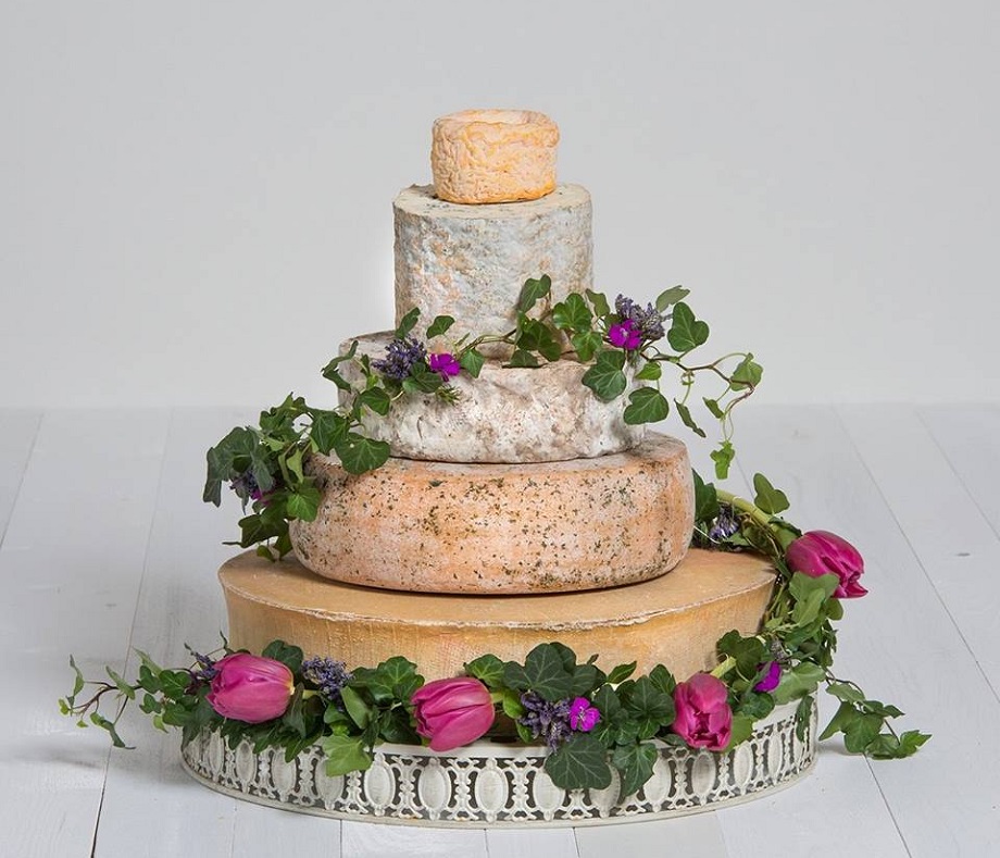 Diese Käse-Hochzeitstorte von HEMMEN ist ein geschmackvolles Highlight für Hochzeitsfeiern.
