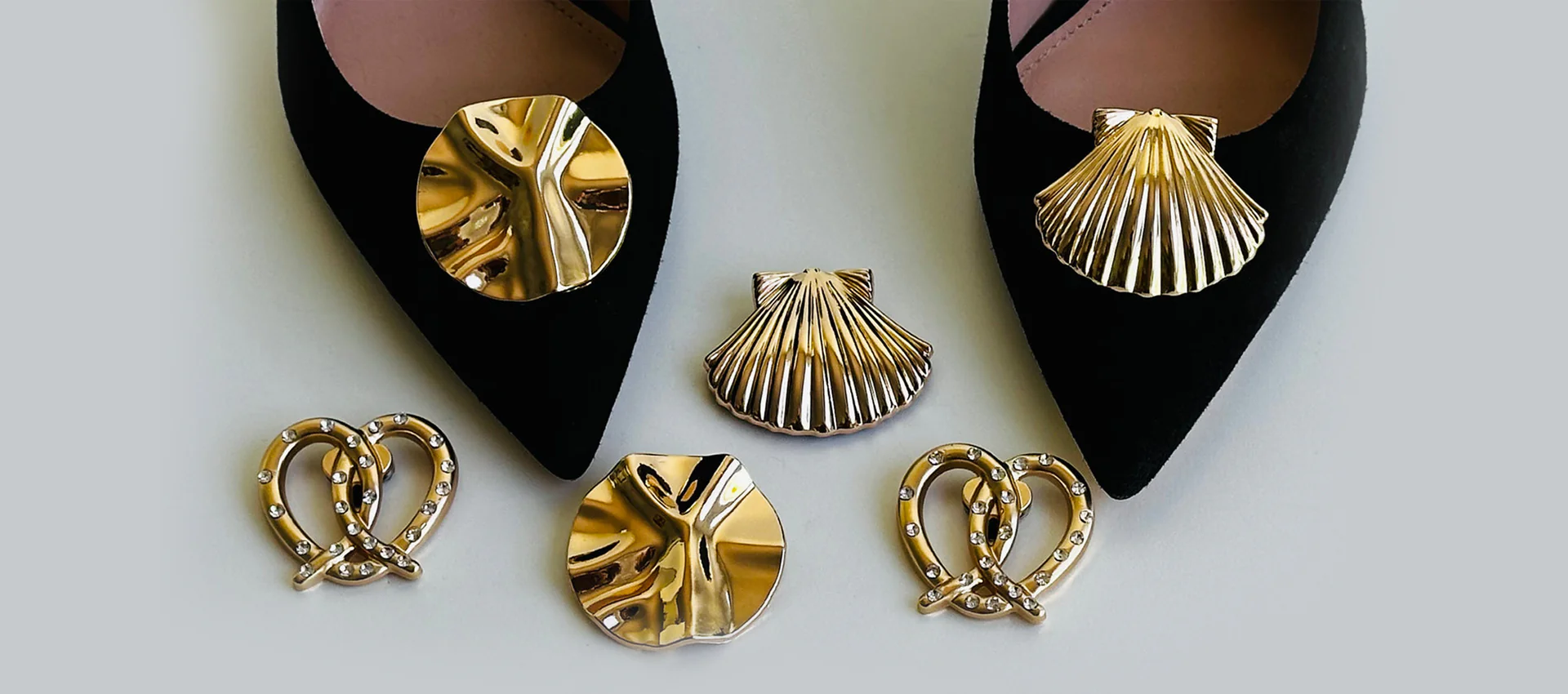 Die Clips verwandeln mit handgefertigten Strass-, Perlen- oder Schleifen einfache Schuhe, Taschen oder Jacken in individuelle Unikate.