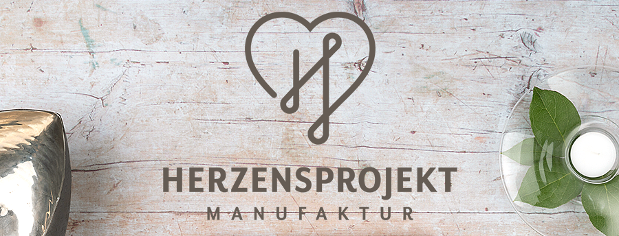 Die Herzensprojekt Manufaktur ist ein Familienbetrieb, der seit 2013/2014 in Ratingen personalisierte Geschenke herstellt.