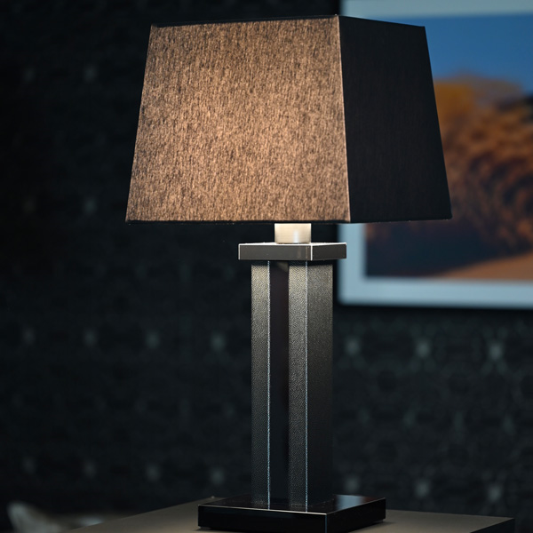 Salihini Tischlampe von MINIMARO mit schwarzem Metallgehäuse und passendem Lampenschirm.