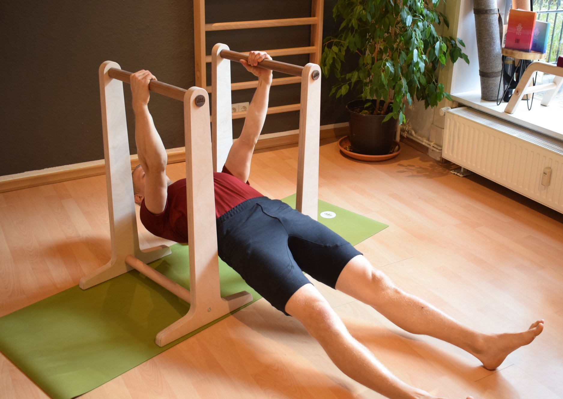 Hochwertige EdelKRAFT Dipstation aus Holz für Calisthenics und funktionelles Training.