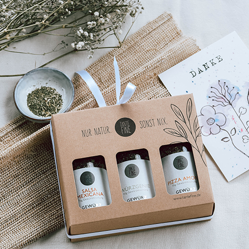 Gewürz-Geschenkset in brauner Kartonverpackung mit den Gewürzmischungen "Salsa Mexicana", "Würzgenie" und "Pizza Amor"  von tantefine.de