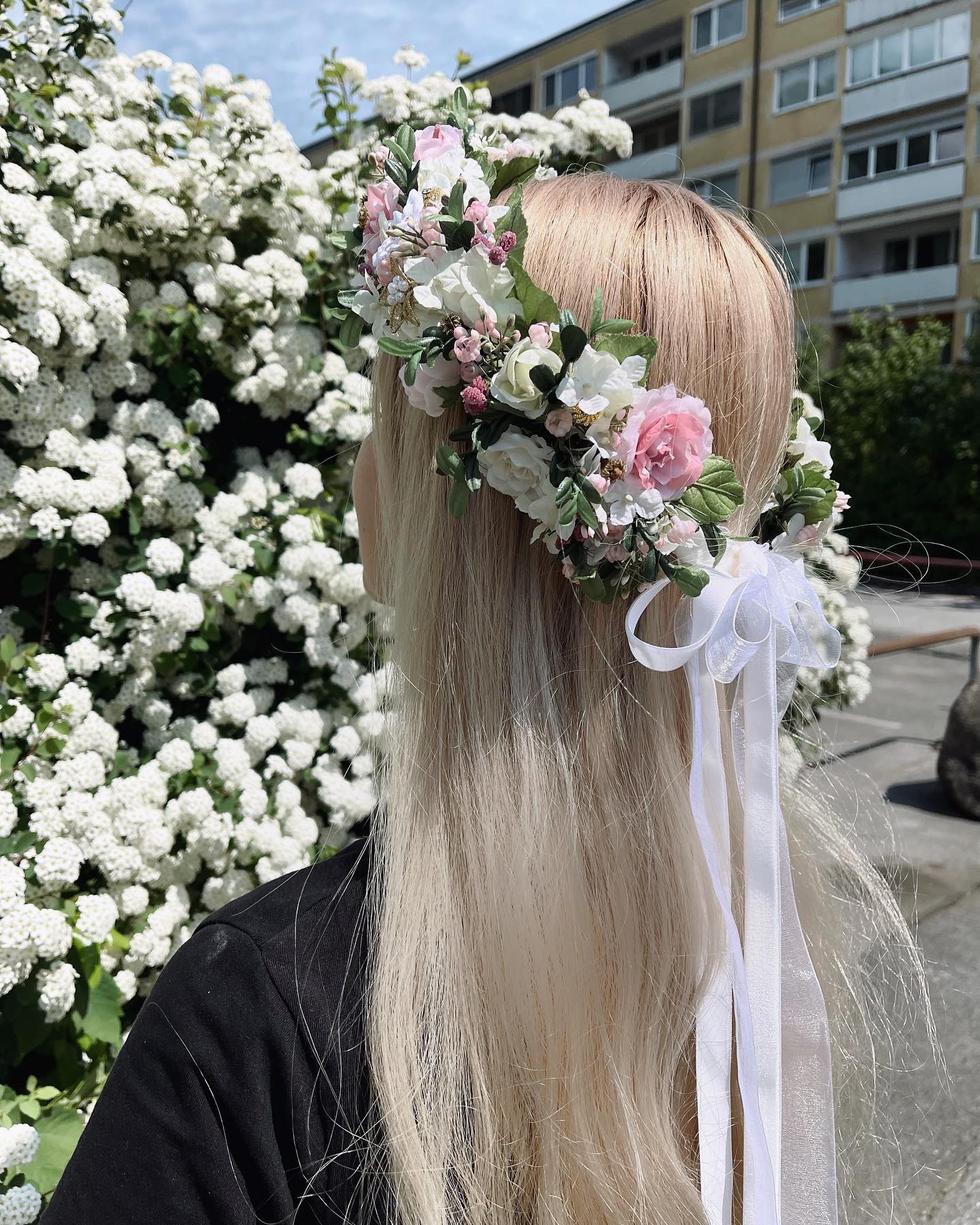Der Blumenkranz von RASP aus rosa und weißen Blüten mit Satinbändern ist ein beliebtes Accessoire für feierliche Anlässe wie Erstkommunionen, Hochzeiten oder als festlicher Kopfschmuck für Blumenkinder.