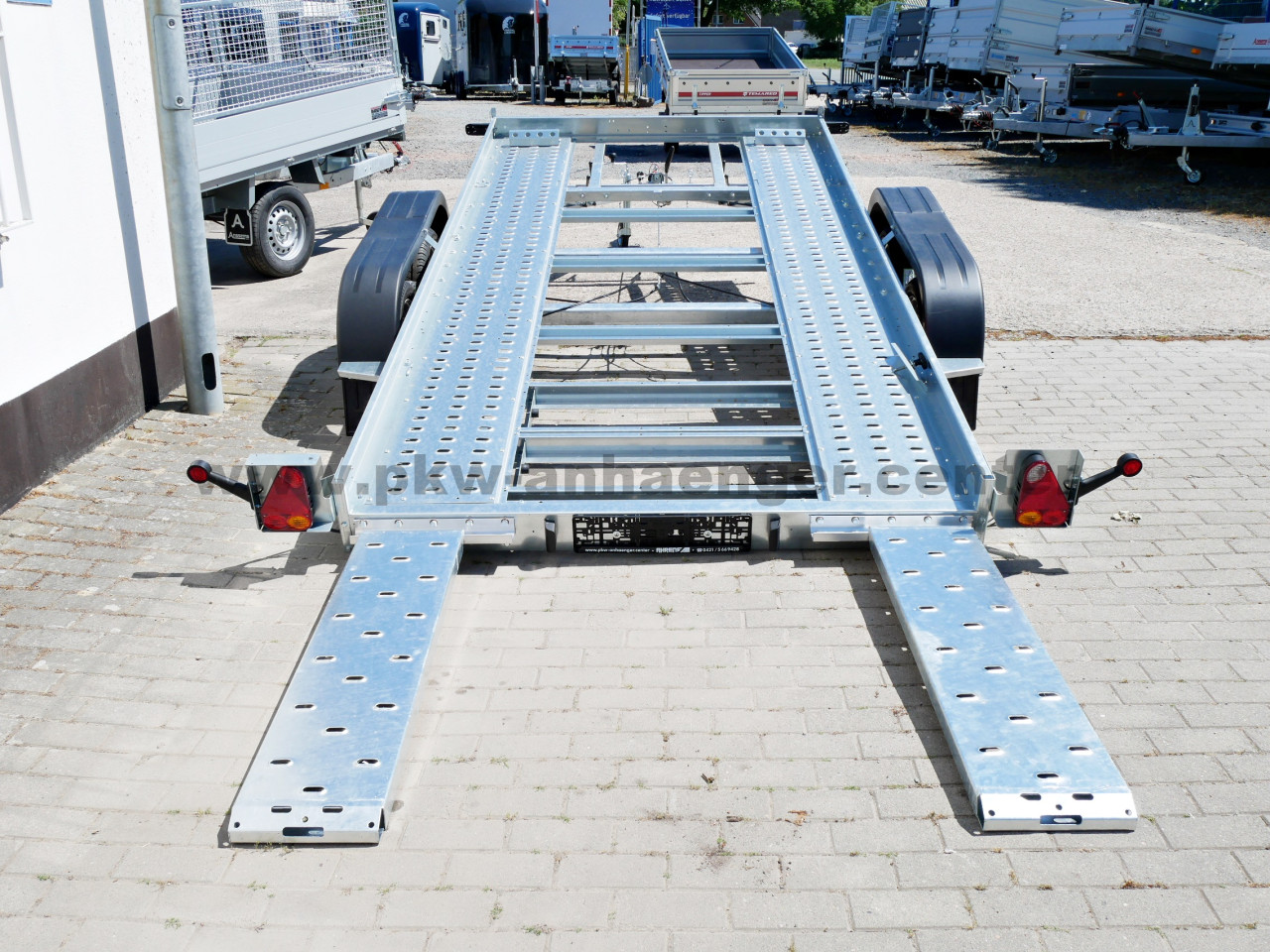 TEMARED CAR FLAT Autotransportanhänger mit Kippfunktion vom PKW-Anhänger-Center Ahrens