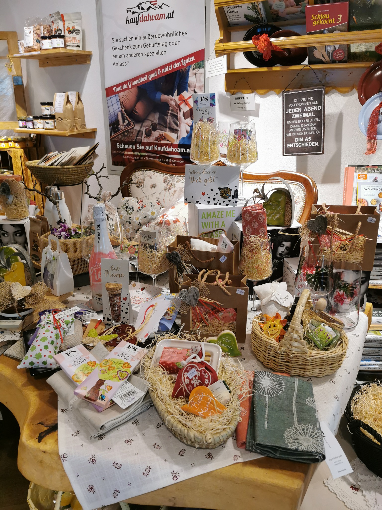 Das Sortiment von kaufdahoam.at umfasst Feinkost, Naturkosmetik, Bio-Produkte und regionale Spezialitäten.