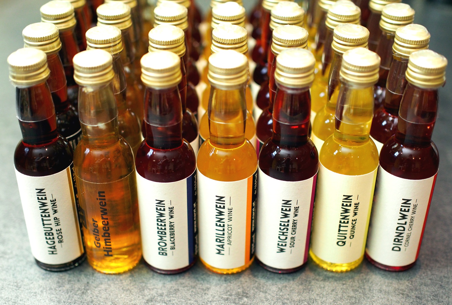 Die Fruchtweine von NARZT gibt es auch als Probier-Sets mit 40ml Fläschchen: Hagebutte, Brombeere, Marille (Aprikose), Weichsel (Sauerkirsche), Quitte und Dirndl (Kornelkirsche).
