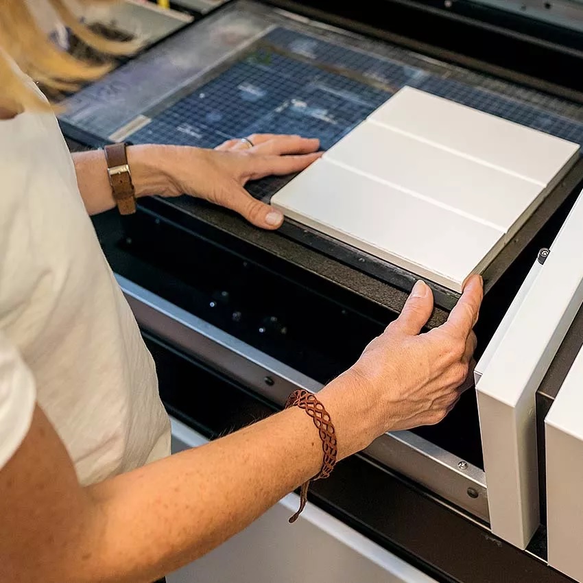 Handwerliche Arbeit in der Herzensprojekt-Manufaktur.
